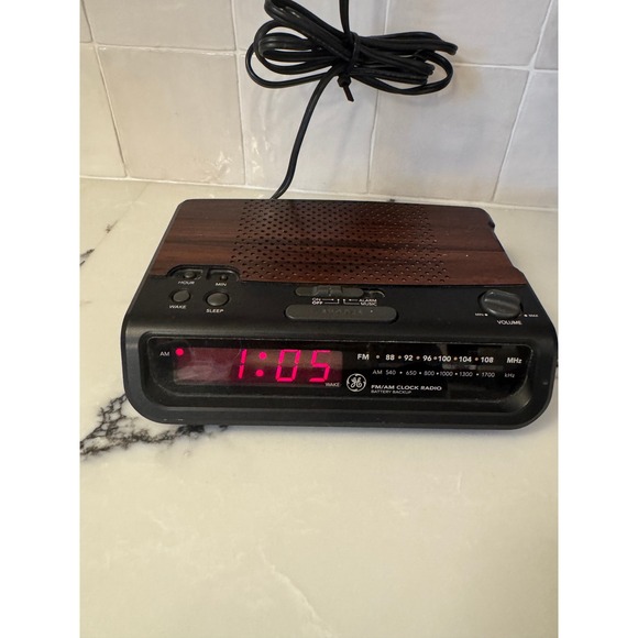 Vintage GE Digital Alarm Clock Radio Woodgrain Finish Tested & Working Retro - Picture 2 of 6